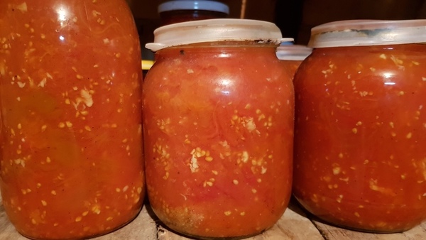 Pomidorų mišrainė su česnakais