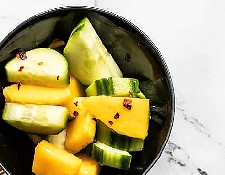 Velykinės_agurkų_ir_mango_salotos
