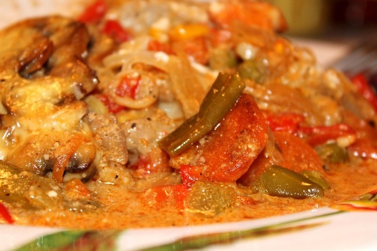 aštrus kiaulienos troškinys su pievagrybiais