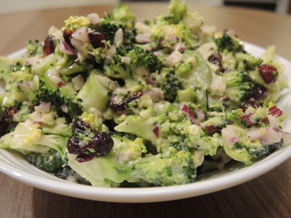 brokoliu salotos su spanguolėmis