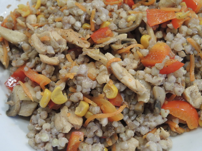 grikių košė su vištiena ir grybais