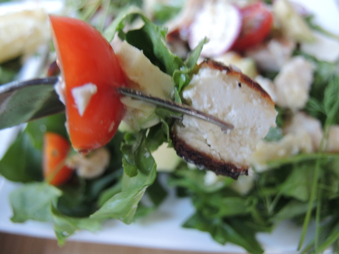 rukolos salotos su keptu sūriu 