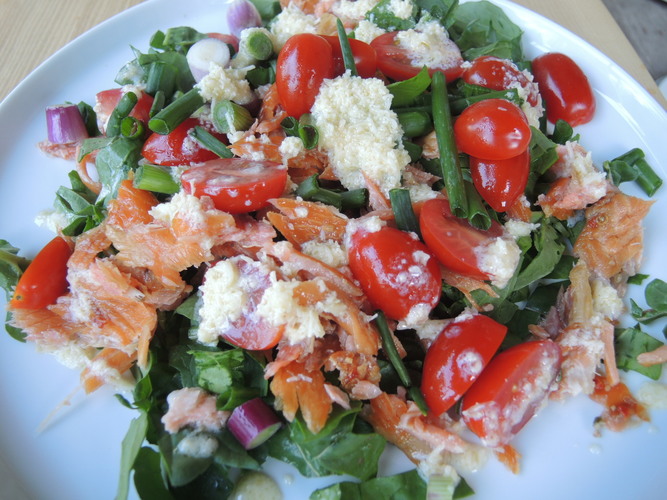 rukolos salotos su lašiša ir pomidorais