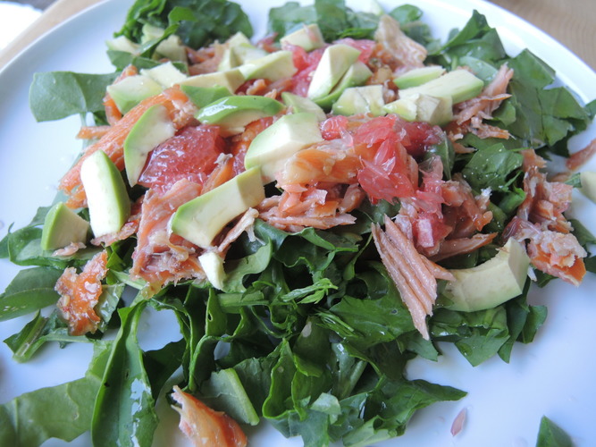 rukolos salotos su rūkyta lašiša