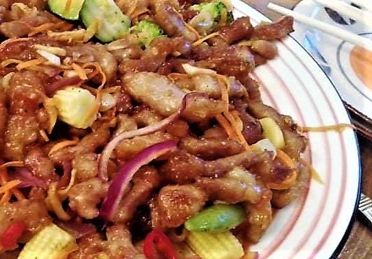 vistiena kinietiskai su ananasais