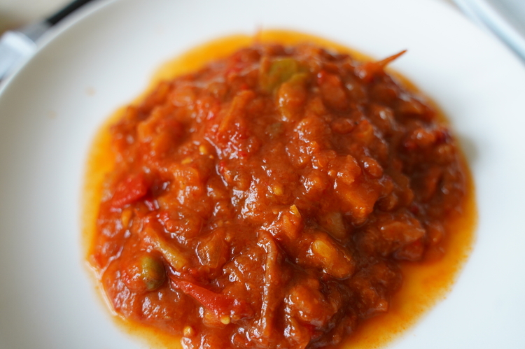 Mango ir aitriuju papriku padazas prie vistienos